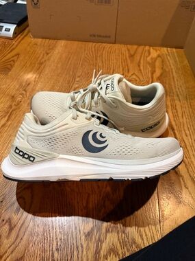 Topo Athletic Men's Neutral Running Shoe - Beige/Gray